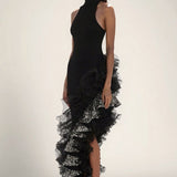 Sort asymmetrisk aftenkjole med mesh-flæser