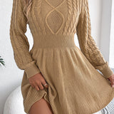 Kraftig strik minikjole med rund hals og snoet talje