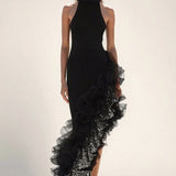 Sort asymmetrisk aftenkjole med mesh-flæser