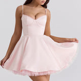 Mini aftenkjole med pufærmer og spaghettistropper