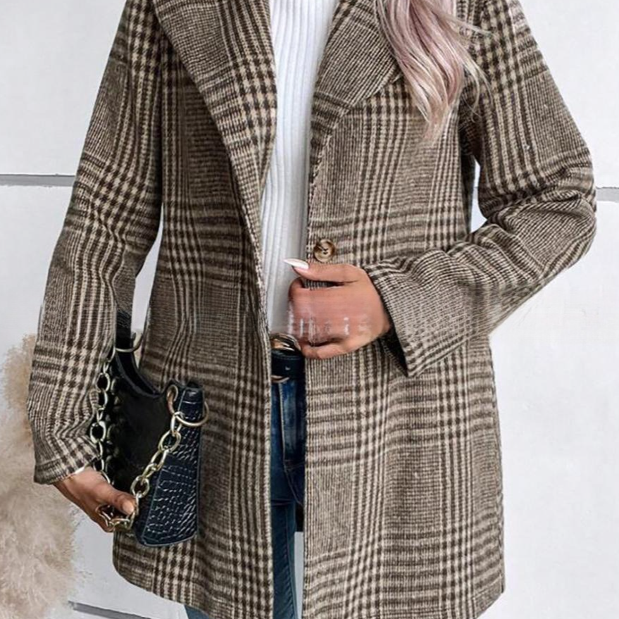 Elegant, tætsiddende jakke med hakkede reverser i ternet tweed