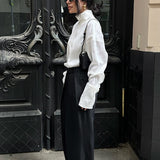 Minimalistisk satinbluse med rullekrave, rullekrave, minimalistisk bluse med rullekrave.