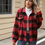 Løstsiddende, langærmet ternet frakke i imiteret uld.