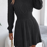 Kraftig strik minikjole med rund hals og snoet talje