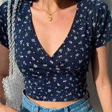 Dametop - Tætsiddende Crop Top - V-hals - Korte ærmer - Elegant blomstermønster