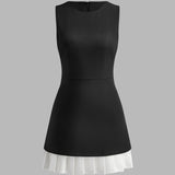 Ærmeløs plisseret kort kjole - Tætsiddende snit - Høj halsudskæring - Elegant og chic