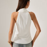 Ærmeløs bluse med krydsudskæring og metalliske detaljer