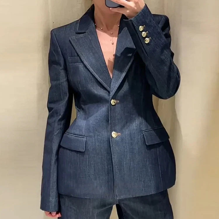 Todelt sæt: denimjakke, højtaljede jeans og kontorbukser