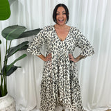 Damekjole - V-hals - Flagrende pasform - 3/4 ærmer - Trendy dyreprint