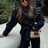 Todelt sæt: denimjakke og bukser med bælte til kontoret