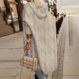 Lang damefrakke med hætte – Kabelstrik – Oversized pasform – Åbning foran