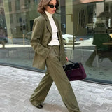 Todelt kontorsæt: blazer med revers, langærmede bukser og bukser.