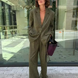 Todelt kontorsæt: blazer med revers, langærmede bukser og bukser.