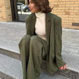 Todelt kontorsæt: blazer med revers, langærmede bukser og bukser.