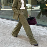 Todelt kontorsæt: blazer med revers, langærmede bukser og bukser.