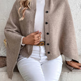 Dameponcho – Blød strik – Løs pasform – Knaplukning – Ribbet finish