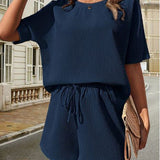 Dame casual outfit - Kortærmet top med rund hals + shorts med elastisk talje