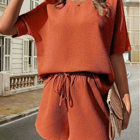 Dame casual outfit - Kortærmet top med rund hals + shorts med elastisk talje