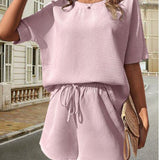 Dame casual outfit - Kortærmet top med rund hals + shorts med elastisk talje