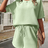 Dame casual outfit - Kortærmet top med rund hals + shorts med elastisk talje