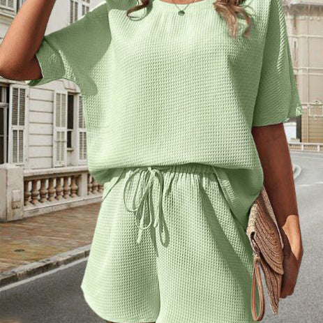 Dame casual outfit - Kortærmet top med rund hals + shorts med elastisk talje