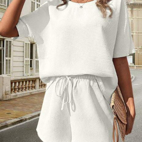 Dame casual outfit - Kortærmet top med rund hals + shorts med elastisk talje