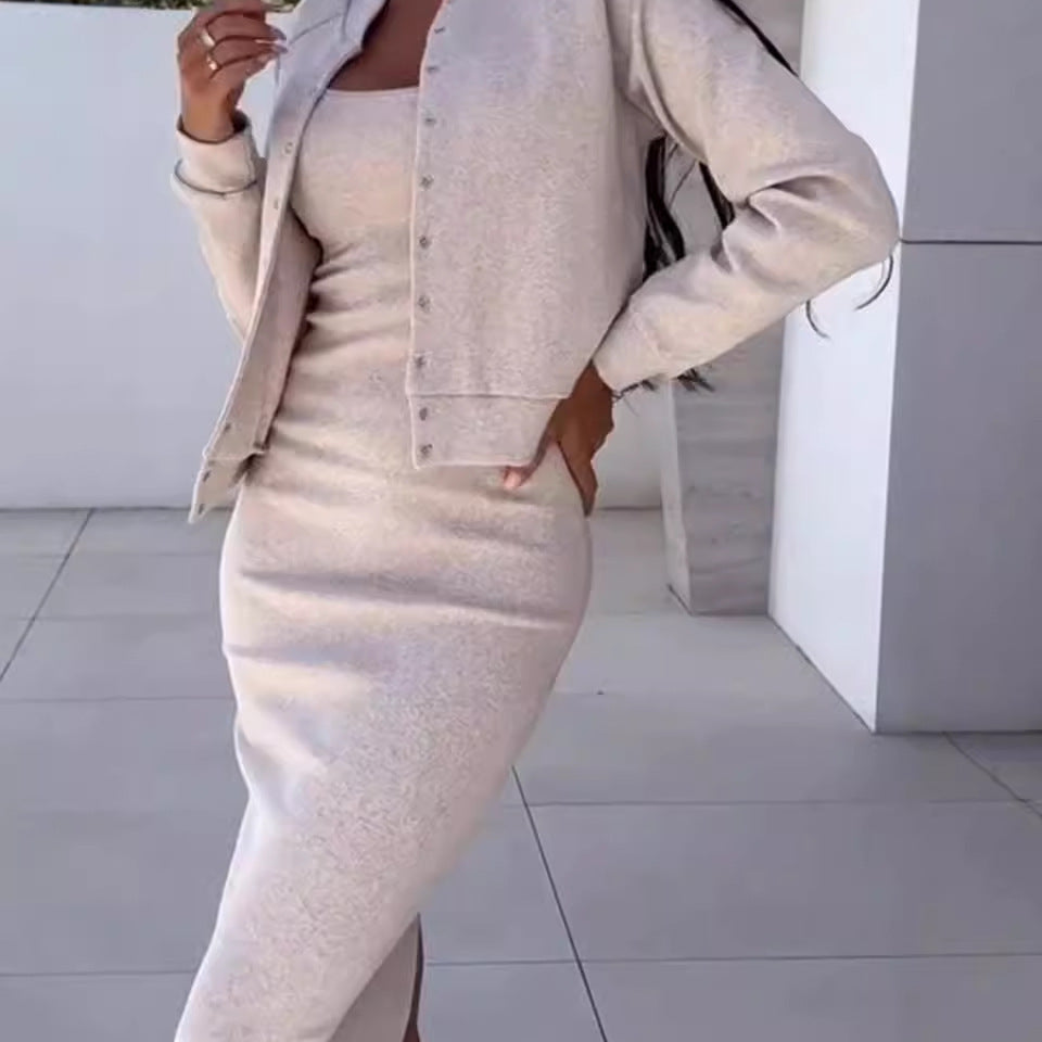 Damesæt: Tætsiddende slipkjole – Oversized jakke med knapper – Midi-længde