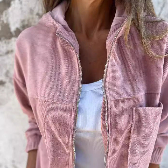 Damejakke med hætte – Ribbet – Afslappet pasform – Lynlåslukning – Brystlomme