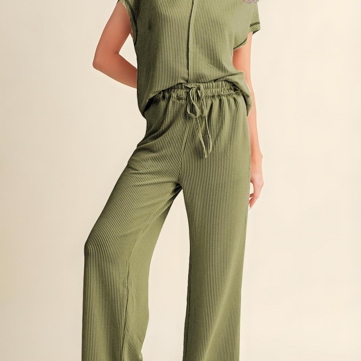 Dame loungewear-sæt – afslappet pasform – blød ribbet strik – kortærmet top og bukser med vide ben