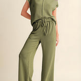 Dame loungewear-sæt – afslappet pasform – blød ribbet strik – kortærmet top og bukser med vide ben