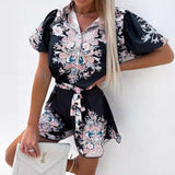 Damesæt – Top med V-hals, pufærmer og højtaljede shorts med bælte – Print