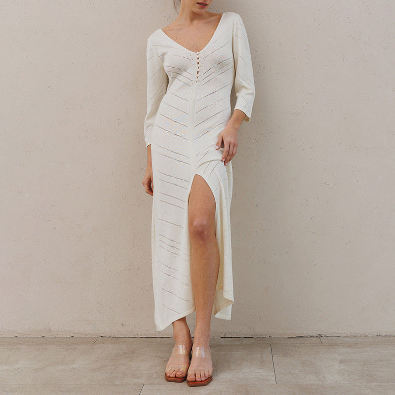 Lang damekjole – Finstrik – Tætsiddende snit – Høj slids – V-hals