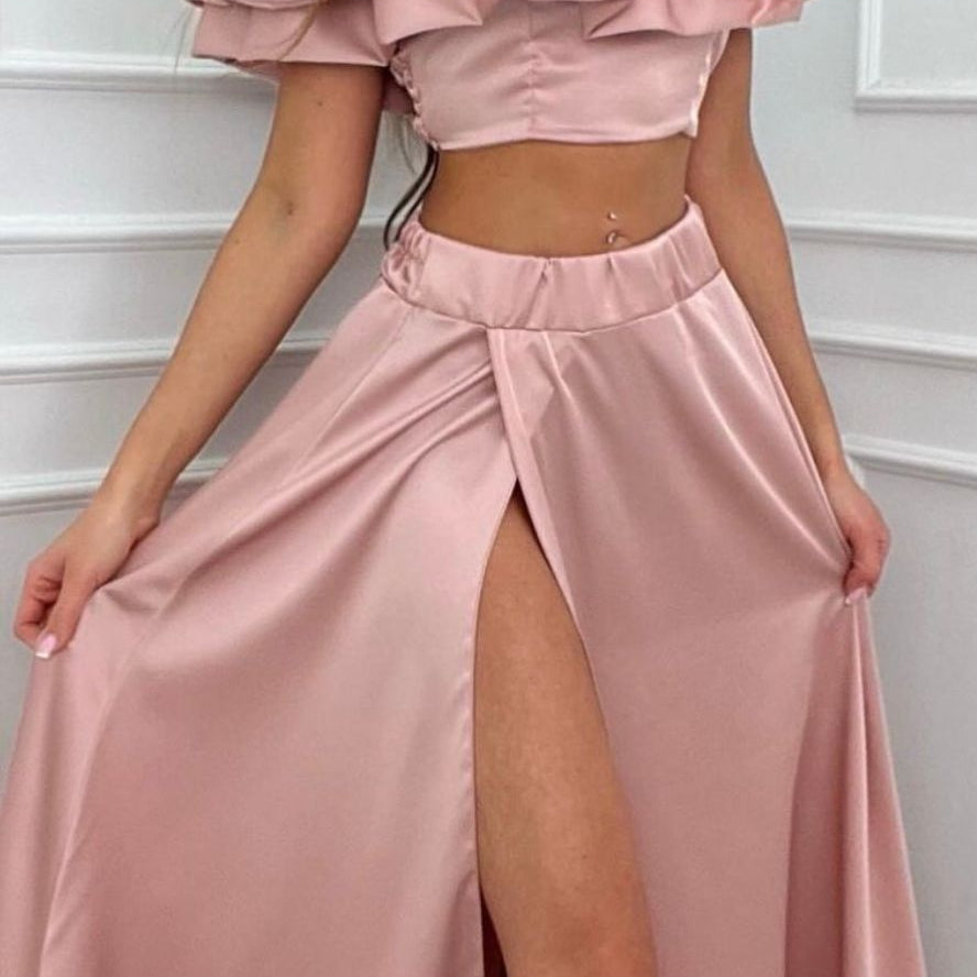 Damesæt i to dele – Off-shoulder cropped top med flæser – Højtaljet maxinederdel med slids