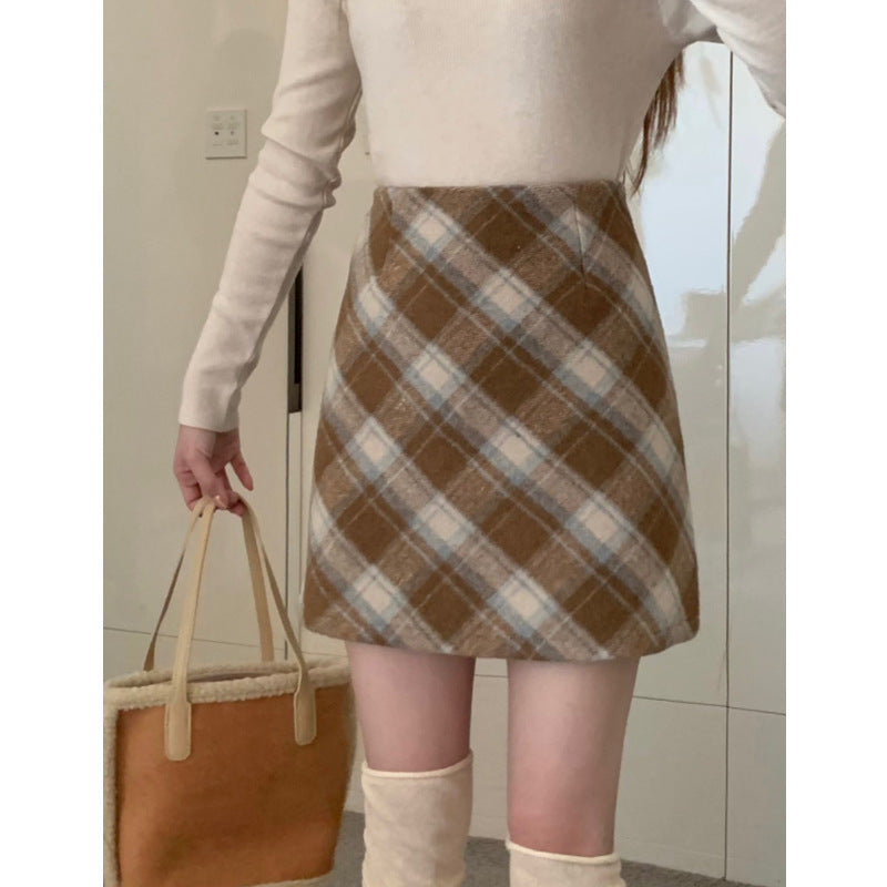 Højtaljet ternet uldnederdel i plus size