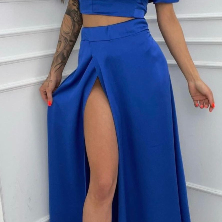 Damesæt i to dele – Off-shoulder cropped top med flæser – Højtaljet maxinederdel med slids