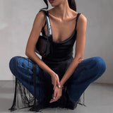 Ærmeløs dametop – Slim fit – Dyb halsudskæring – Satinfinish – Frynsedetalje