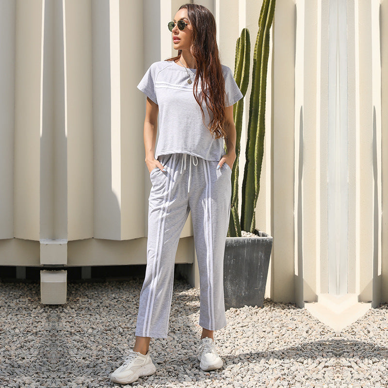 Damesæt med afslappet pasform – Blød strik – Løs pasform – Snøre i taljen – Sporty striber