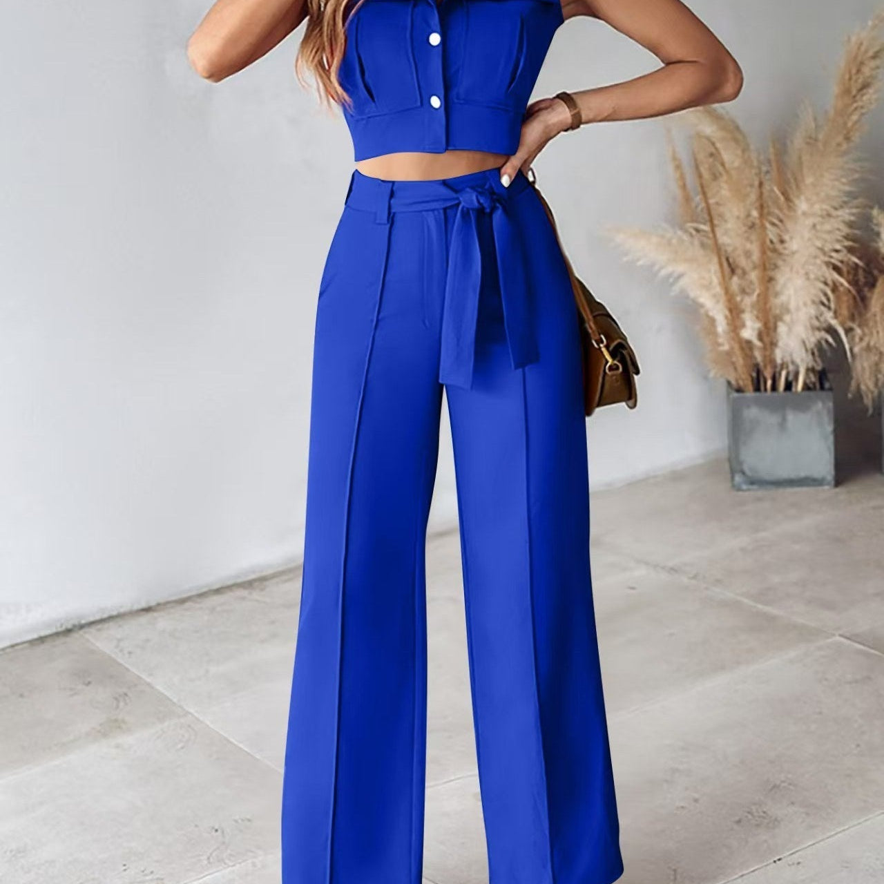 Damesæt – Ærmeløs crop top med knapkrave – Højtaljede bukser med brede ben og bælte