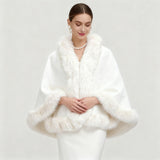 Elegant, overdimensioneret kappe med paneler i kunstpels