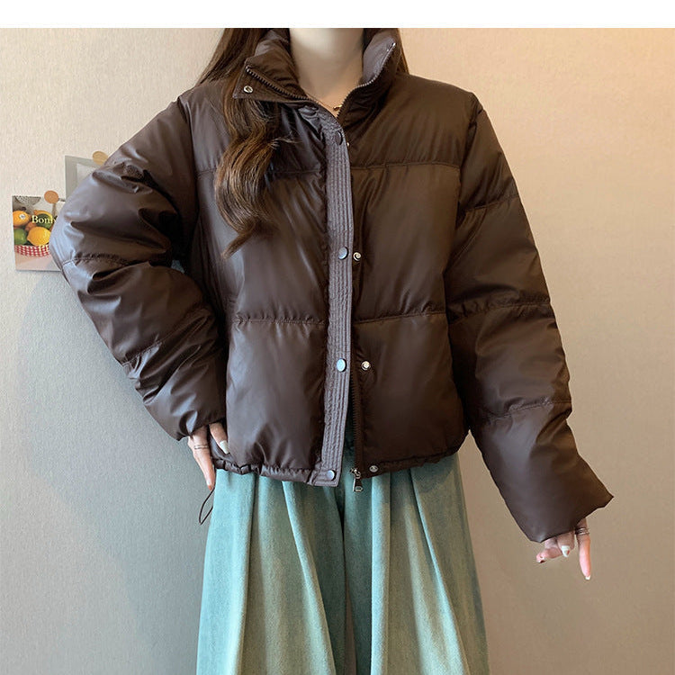 Kort dameduftjakke, lynlås og trykknapper foran, opretstående krave