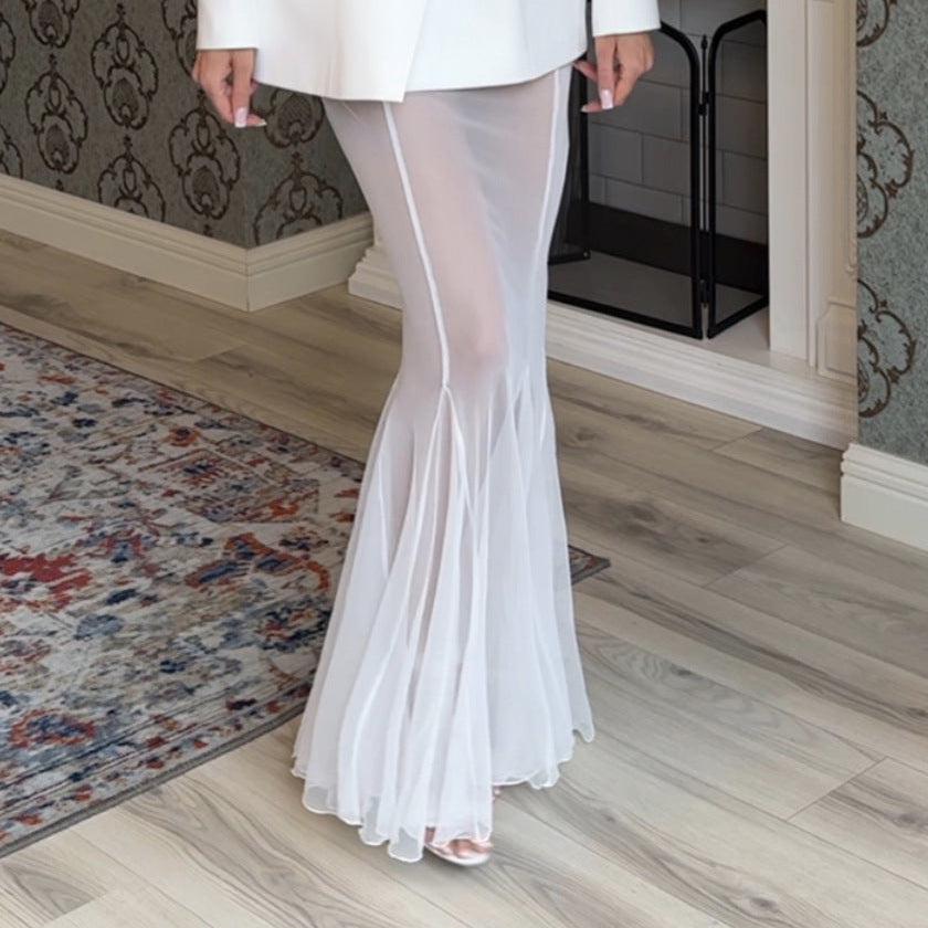 Damesæt: Tætsiddende satinblazer og halvtransparent havfrue-nederdel i tyl