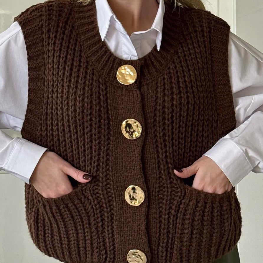 Damestrikcardigan – Oversized pasform – Knaplukning – Ribbet tekstur – Lommer