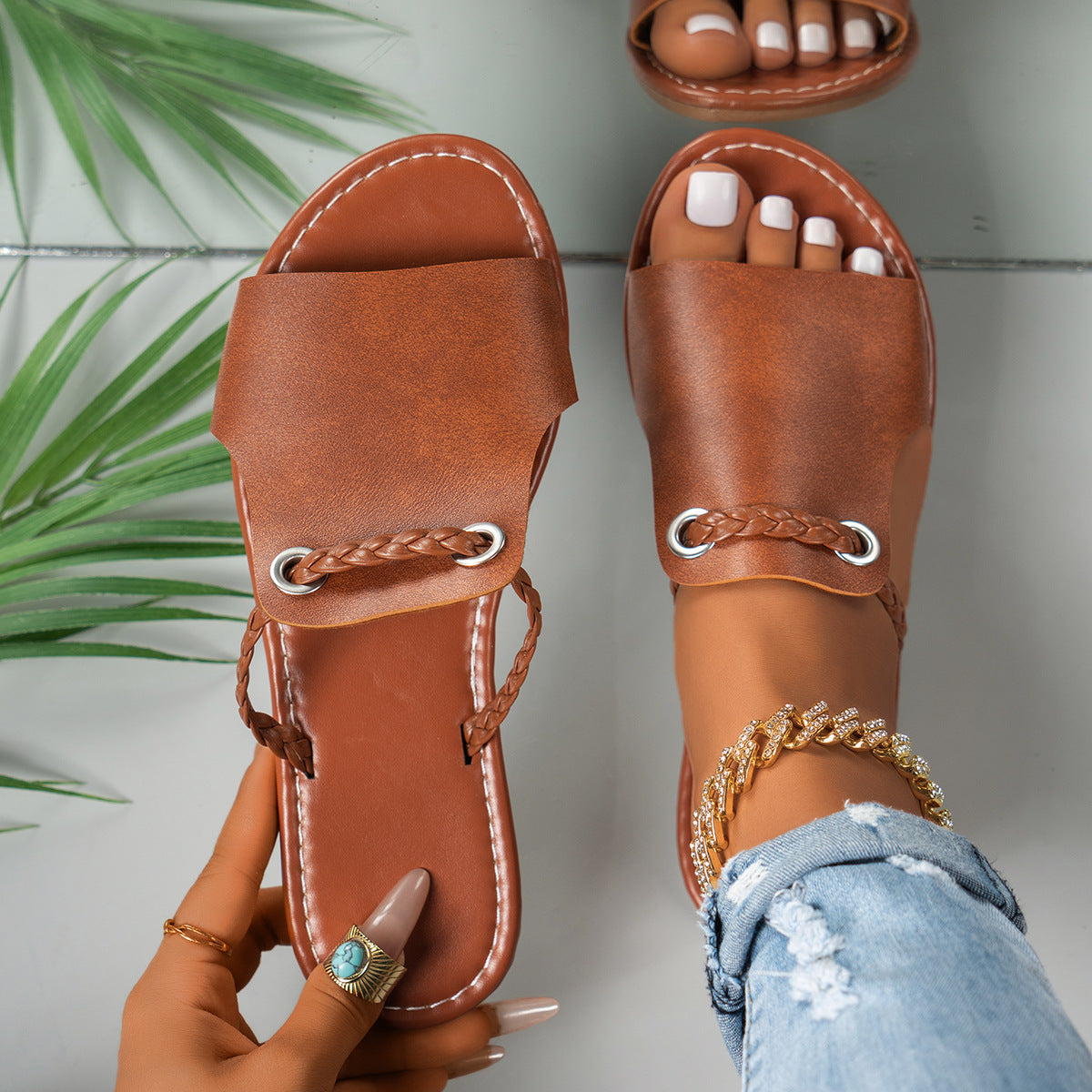 Flade damesandaler – Flettet rem – Komfortabel sål – Nemme at tage på