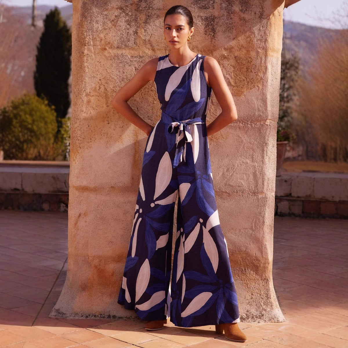 Ærmeløs jumpsuit til kvinder – bred pasform – taljebælte – abstrakt print