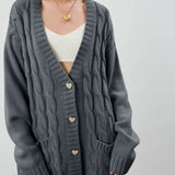 Damecardigan – Oversized pasform – Grov strik – Kabelstrik – Hjerteknapper – Lommer