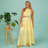 Dametøj – Ærmeløs, tætsiddende crop top – Broderet, svajeragtig maxinederdel