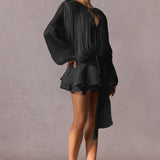 Chic bodycon minikjole med udskæringer og rynket bælte