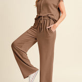 Dame loungewear-sæt – afslappet pasform – blød ribbet strik – kortærmet top og bukser med vide ben