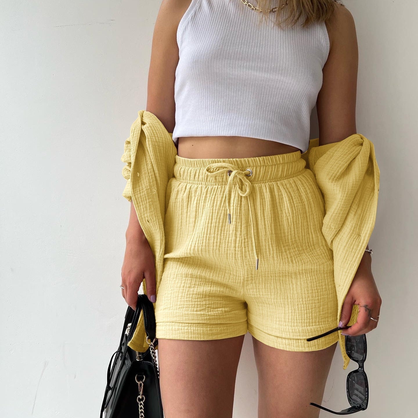 Damesæt – Klassisk krave med krøllet skjorte – Højtaljede shorts med justerbar snøre