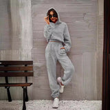 Dame træningsdragt – afslappet pasform – blød strik – hættetrøje – tilspidsede bukser